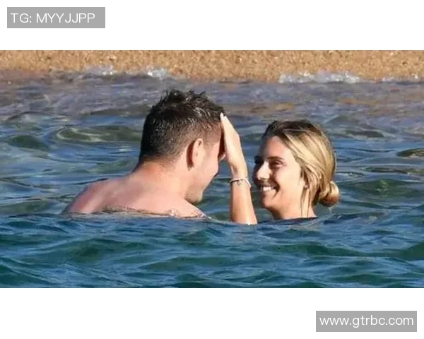 足球明星携妻甜蜜互动展现恩爱生活引发粉丝热议与羡慕