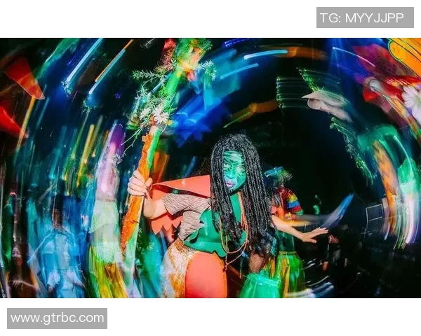 足球明星尽情享受生活抽雪茄跳舞视频展现豪华派对魅力与风采